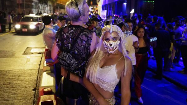 Люди в костюмах в честь Хэллоуина в Гонконге - Sputnik Латвия