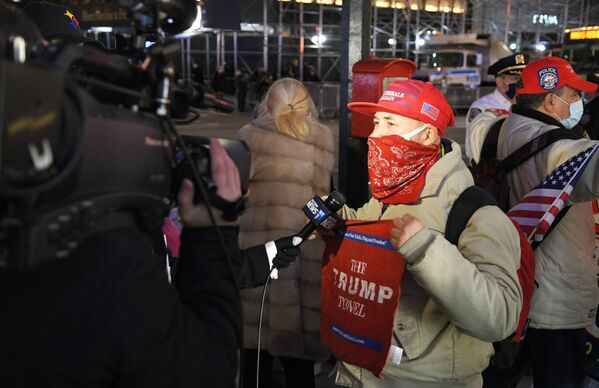 Сторонник Дональда Трампа общается с журналистами в Нью-Йорке в день голосования на выборах президента США - Sputnik Латвия