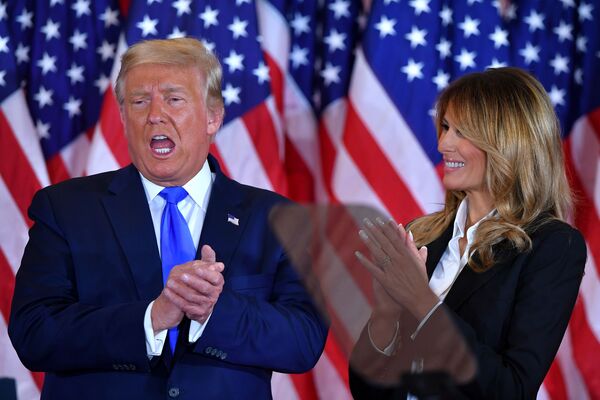 Дональд Трамп и Мелания Трамп в Белом доме в день выборов в США - Sputnik Латвия