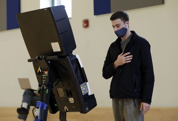 Избиратель во время голосования на выборах президента США на одном из избирательных участков в Вашингтоне - Sputnik Латвия