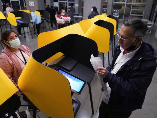 Избирательный участок в лос-Анджелесе Избирательный участок в лос-Анджелесе - Sputnik Латвия