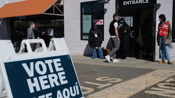 Вход в один из избирательных участков в Вашингтоне - Sputnik Latvija