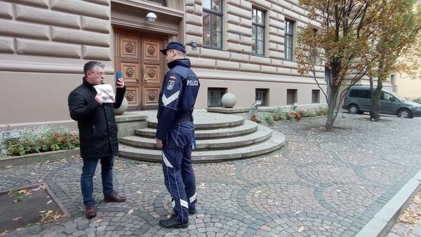 Жернова латышского и провальный учебный год в Латвии: активист вышел на пикет к Сейму Жернова латышского и провальный учебный год в Латвии: активист вышел на пикет к Сейму - Sputnik Латвия