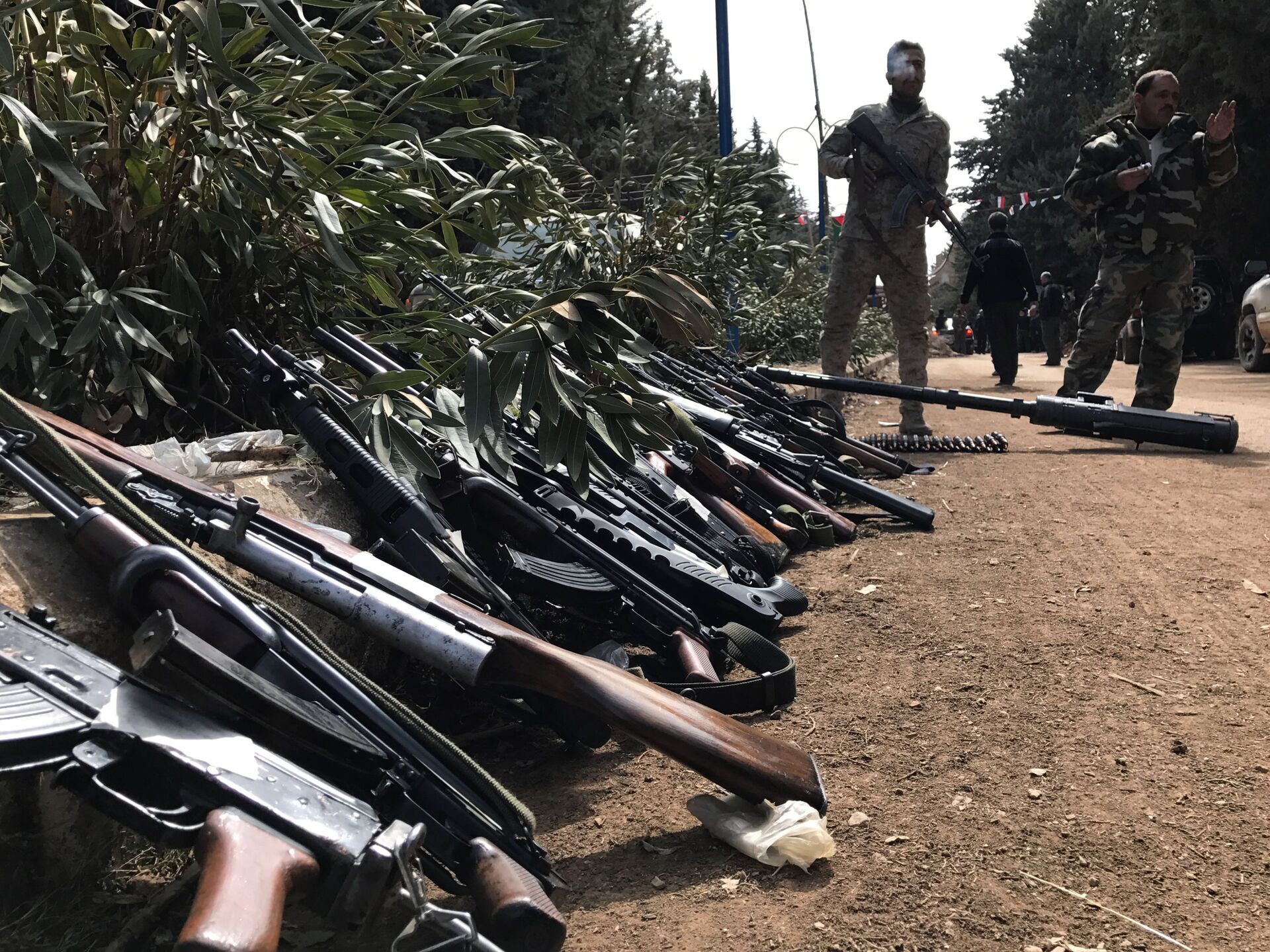 советские склады с оружием. штурмовой стрелок. конфискованное оружие в сирии. склад оружия. десантник вс рф.