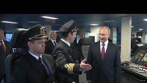 Президент России осмотрел новый неатомный ледокол, признанный самым большим в мире - Sputnik Латвия