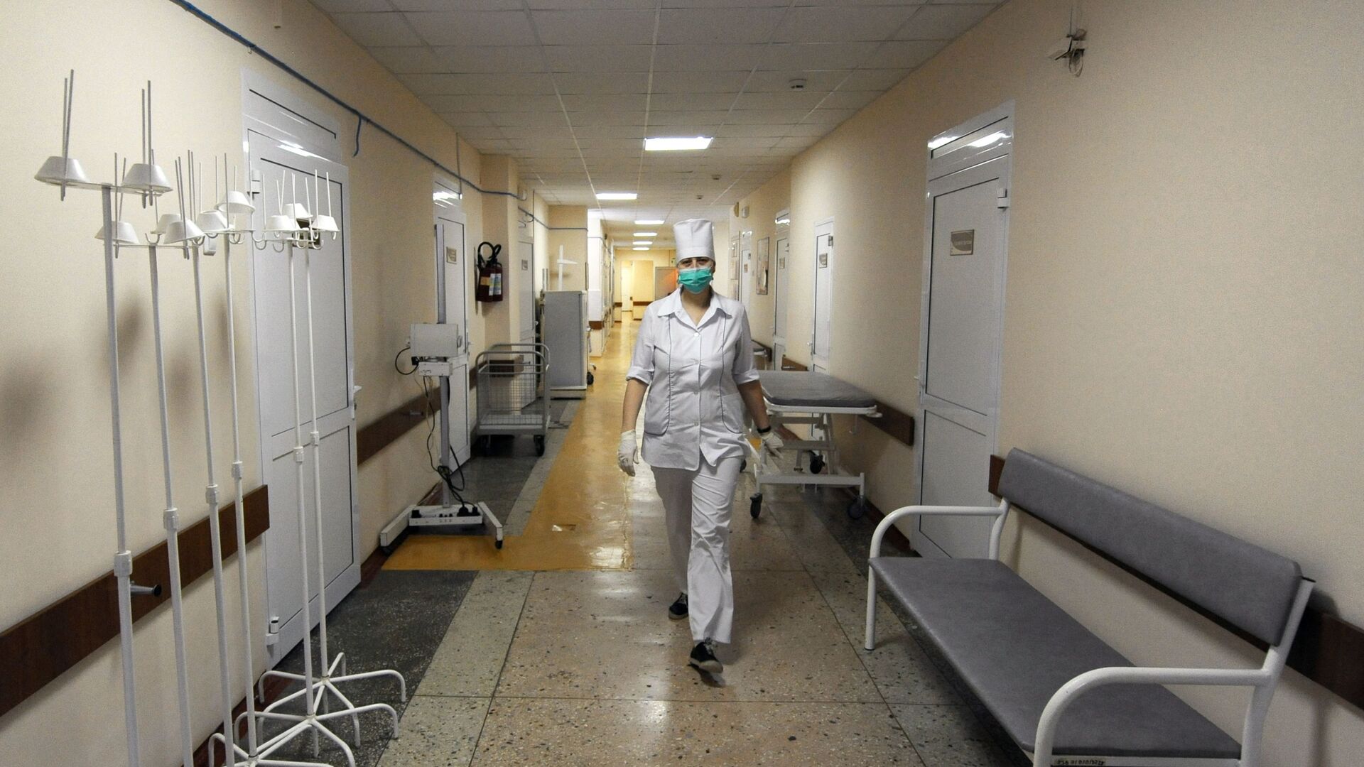 Медсестра идет по коридору в больнице - Sputnik Latvija, 1920, 19.06.2021