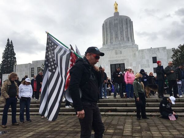 Митинг в поддержку действующего президента США Дональда Трампа в Салеме, столице штата Орегон Митинг в поддержку действующего президента США Дональда Трампа в Салеме, столице штата Орегон - Sputnik Латвия
