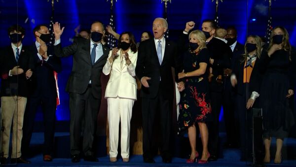 Байден объявил о победе, но Трамп не сдается: чем грозит конфликт при передаче власти - Sputnik Латвия