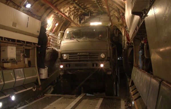 Погрузка военной техники и личного состава в тяжелые военно-транспортные самолеты Ил-76 на аэродроме Ульяновск-Восточный Погрузка военной техники и личного состава в тяжелые военно-транспортные самолеты Ил-76 на аэродроме Ульяновск-Восточный - Sputnik Латвия