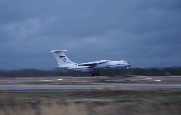 Тяжелый военно-транспортный самолет Ил-76 с военной техникой и личным составом на борту взлетает с аэродрома Ульяновск-Восточный - Sputnik Латвия