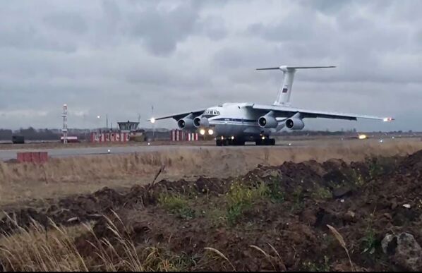 Тяжелый военно-транспортный самолет Ил-76 с военной техникой и личным составом на борту на аэродроме Ульяновск-Восточный - Sputnik Латвия
