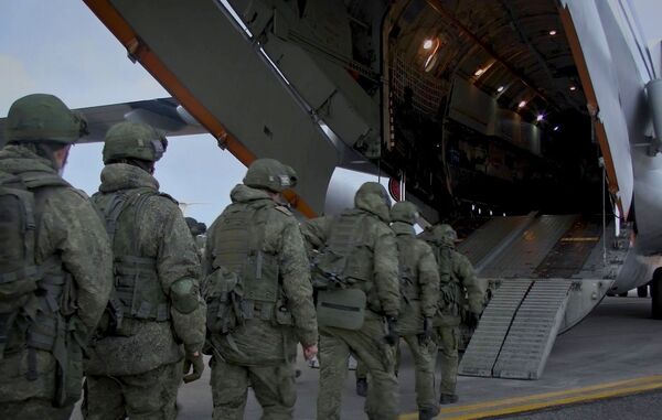 Kara tehnikas iekraušana un personālsastāva sēšanās smagajās kara transporta lidmašīnās Il-76 Uļjanovsk-Vostočnij aerodromā Kara tehnikas iekraušana un personālsastāva sēšanās smagajās kara transporta lidmašīnās Il-76 Uļjanovsk-Vostočnij aerodromā - Sputnik Latvija