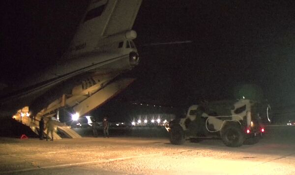 Kara tehnikas iekraušana un personālsastāva sēšanās smagajās kara transporta lidmašīnās Il-76 Uļjanovsk-Vostočnij aerodromā Kara tehnikas iekraušana un personālsastāva sēšanās smagajās kara transporta lidmašīnās Il-76 Uļjanovsk-Vostočnij aerodromā - Sputnik Latvija