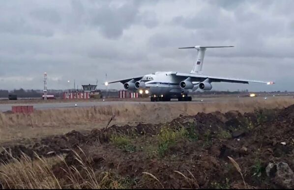 Smagā kara transporta lidmašīna Il-76 ar militāro tehniku un karavīriem Uļjanovsk-Vostočnij aerodromā Smagā kara transporta lidmašīna Il-76 ar militāro tehniku un karavīriem Uļjanovsk-Vostočnij aerodromā - Sputnik Latvija