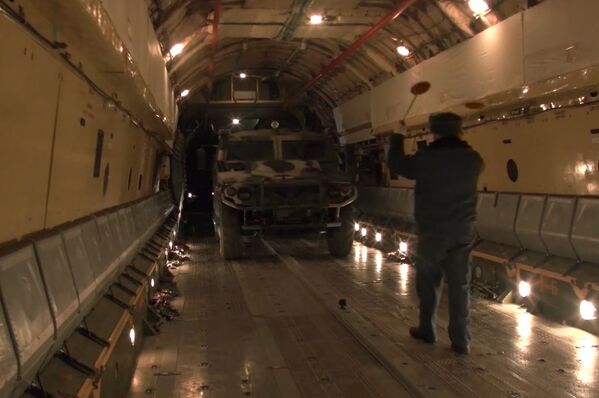 Kara tehnikas iekraušana un personālsastāva sēšanās smagajās kara transporta lidmašīnās Il-76 Uļjanovsk-Vostočnij aerodromā Kara tehnikas iekraušana un personālsastāva sēšanās smagajās kara transporta lidmašīnās Il-76 Uļjanovsk-Vostočnij aerodromā - Sputnik Latvija