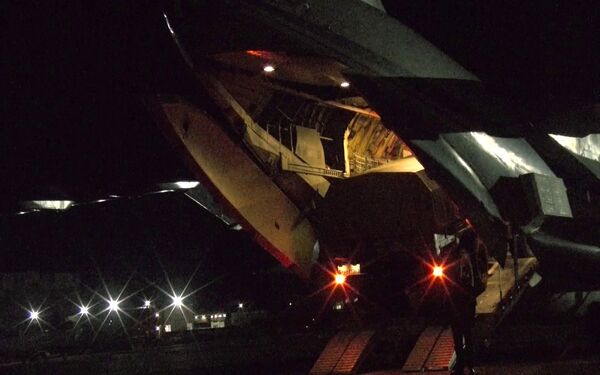 Kara tehnikas iekraušana un personālsastāva sēšanās smagajās kara transporta lidmašīnās Il-76 Uļjanovsk-Vostočnij aerodromā Kara tehnikas iekraušana un personālsastāva sēšanās smagajās kara transporta lidmašīnās Il-76 Uļjanovsk-Vostočnij aerodromā - Sputnik Latvija