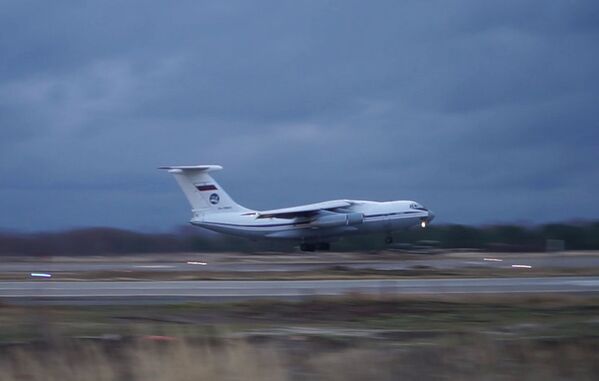 Smagā kara transporta lidmašīna Il-76 ar militāro tehniku un karavīriem Uļjanovsk-Vostočnij aerodromā Smagā kara transporta lidmašīna Il-76 ar militāro tehniku un karavīriem Uļjanovsk-Vostočnij aerodromā - Sputnik Latvija