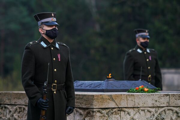 Почетный караул у Вечного огня на Братском кладбище в Риге - Sputnik Латвия