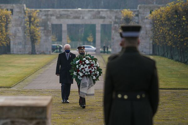 Президент Латвии Эгилс Левитс на Братском кладбище в Риге почтил память павших воинов - Sputnik Латвия