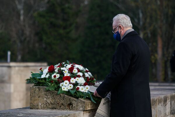 Президент Латвии Эгилс Левитс на Братском кладбище в Риге в День Лачплесиса - Sputnik Латвия