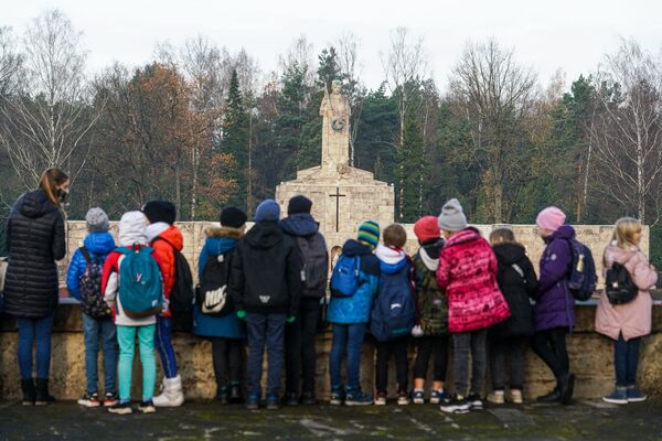 Школьники в День Лачплесиса на Братском кладбище в Риге - Sputnik Латвия