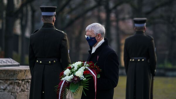 Премьер-министр Кришьянис Кариньш в День Лачплесиса на Братском кладбище в Риге - Sputnik Латвия