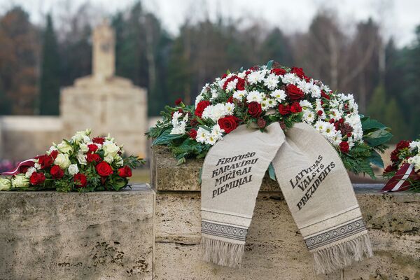 Венок от президента Латвии в память о павших воинах - Sputnik Латвия