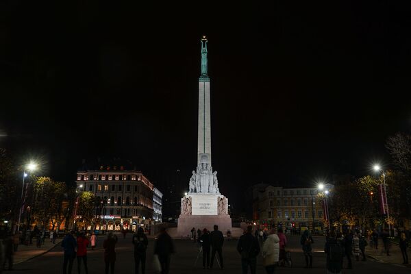 11 ноября 2020 года представлена обновленная подсветка памятника Свободы - Sputnik Латвия