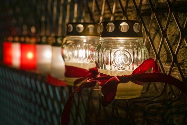Памятные свечи на стене Рижского замка - Sputnik Латвия