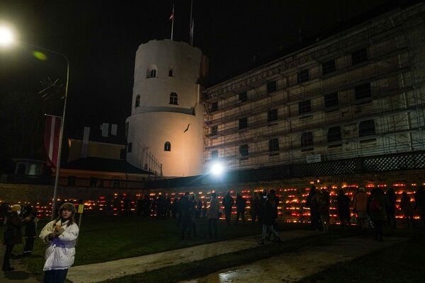 Латвийцы несут памятные свечи к стене Рижского замка в День Лачплесиса - Sputnik Латвия