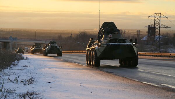 Колонна военной техники российских миротворцев в Самарской области на пути в Нагорный Карабах - Sputnik Латвия