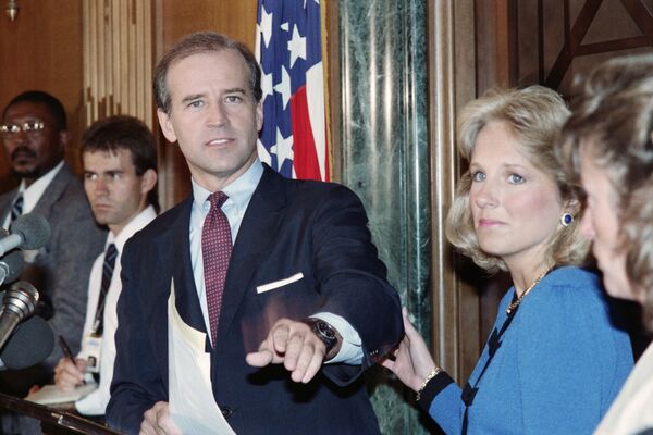 Джилл Байден и Джо Байден перед выборами 1988 года - Sputnik Latvija