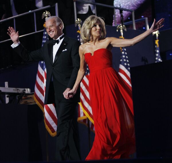 Вице-президент США Джо Байден и его жена Джилл во время Neighborhood Ball в Вашингтоне, 2009 год - Sputnik Latvija