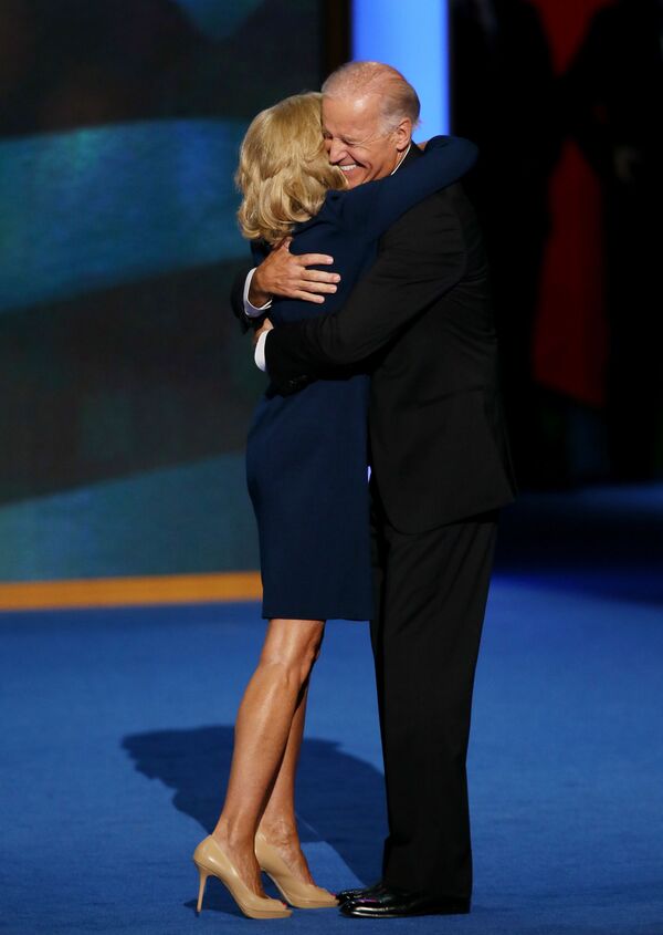 Вице-президент США Джо Байден и его жена Джилл, 2012 год - Sputnik Latvija