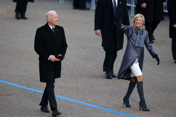 Вице-президент США Джо Байден и доктор Джилл Байден идут по маршруту во время инаугурационного парада президента, проходящего через столицу страны 21 января 2013 года - Sputnik Latvija