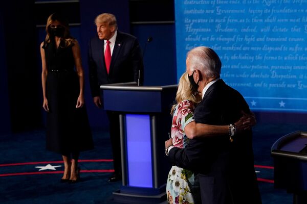 Кандидат в президенты от Демократической партии Джо Байден обнимает жену Джилл после вторых и последних президентских дебатов в  Университете Бельмонт в Нэшвилле, штат Теннесси, США, 2020 год - Sputnik Latvija