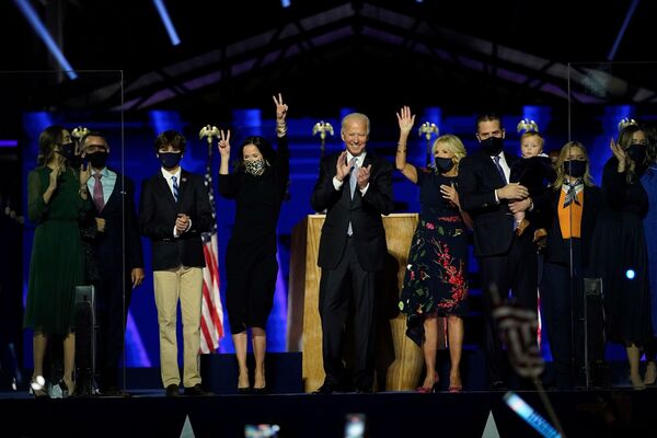 Избранный президент Джо Байден с женой и всей семьей после обращения к нации 7 ноября 2020 года в Уилмингтоне, Делавэр - Sputnik Latvija