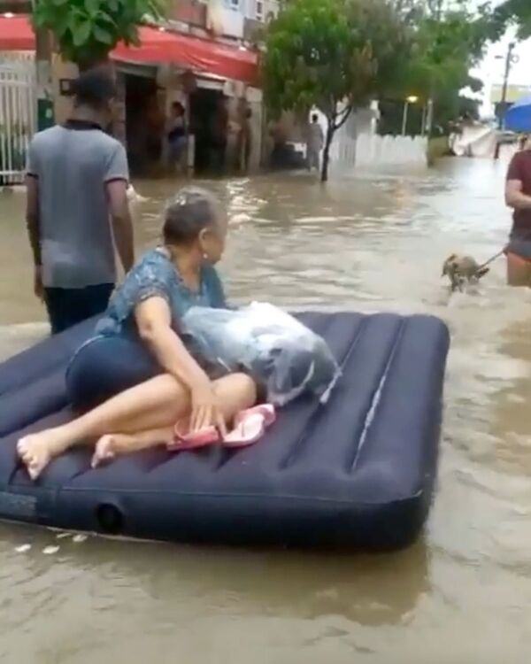 Женщину эвакуируют на плоту из-за наводнения, вызванного ураганом Йота в Картахене, Колумбия - Sputnik Латвия