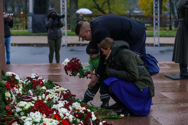 Латвийцы возлагают цветы у памятника Свободы в День независимости - Sputnik Латвия