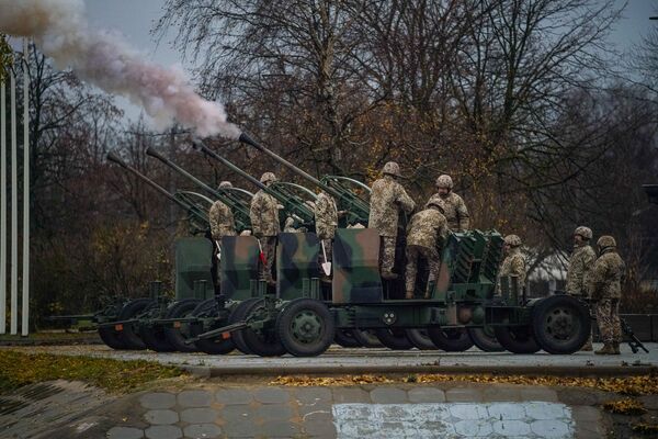 Артиллерийский салют из 40-мм орудий Бофорс L-70 на дамбе АВ в честь Дня независимости Латвии - Sputnik Латвия