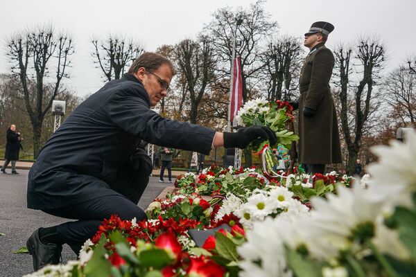 Лидер Нацобъединения Райвис Дзинтарс возлагает цветы к памятнику Свободы - Sputnik Латвия