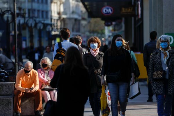 Люди в защитных масках на улице Женевы - Sputnik Латвия