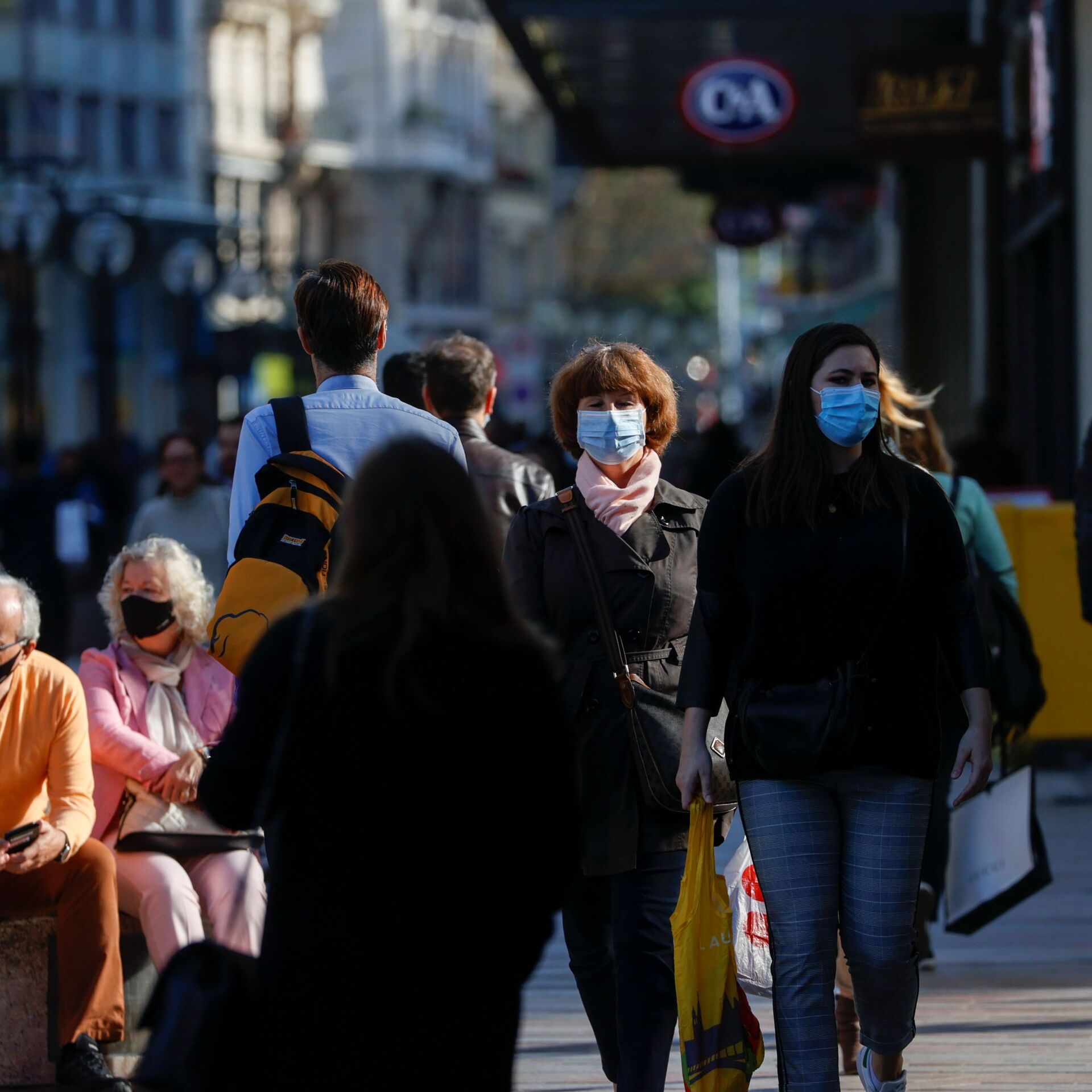 Люди в масках на улицах города