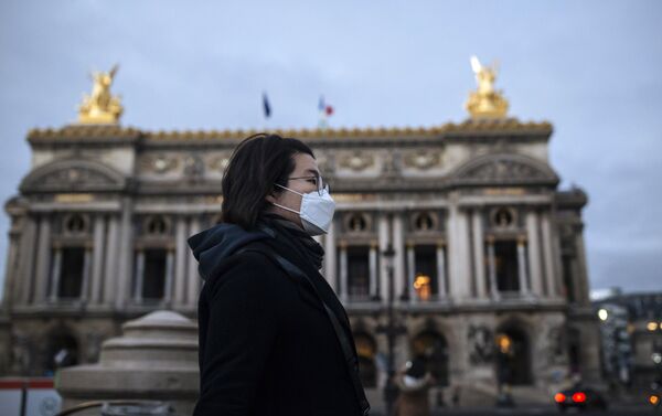 Женщина в защитной маске на фоне здания Опера Гарнье в Париже - Sputnik Латвия