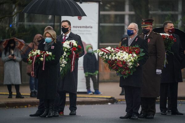 Saeimas spīkere Ināra Mūrniece un prezidents Egils Levits noliek ziedus pie Brīvības pieminekļa - Sputnik Latvija