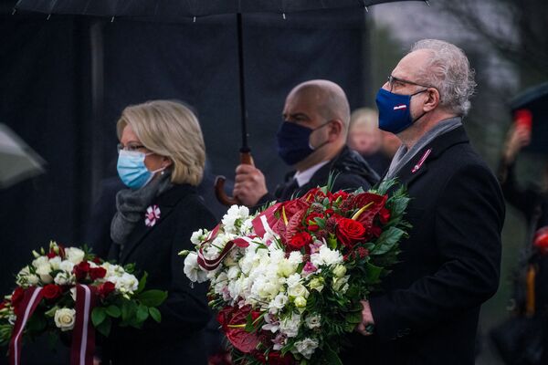 Saeimas spīkere Ināra Mūrniece un prezidents Egils Levits noliek ziedus pie Brīvības pieminekļa Latvijas Republikas Neatkarības dienā - Sputnik Latvija