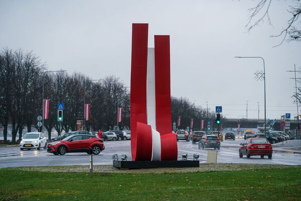 Latvijas karoga instalācija 11. novembra krastmalā - Sputnik Latvija
