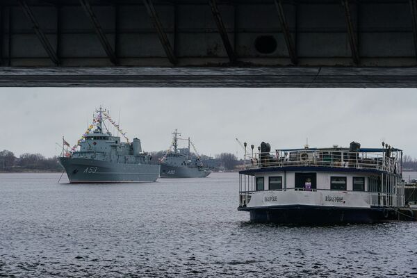Latvijas JKF kuģi А53 Virsaitis un А90 Varonis parādes ierindā Daugavā  - Sputnik Latvija