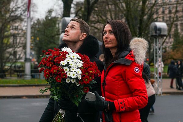 Rīdzinieki nes ziedus pie Brīvības pieminekļa  - Sputnik Latvija