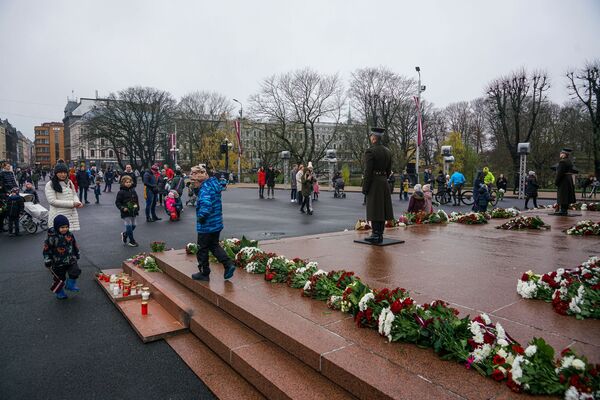 Rīdzinieki nes ziedus pie Brīvības pieminekļa  - Sputnik Latvija